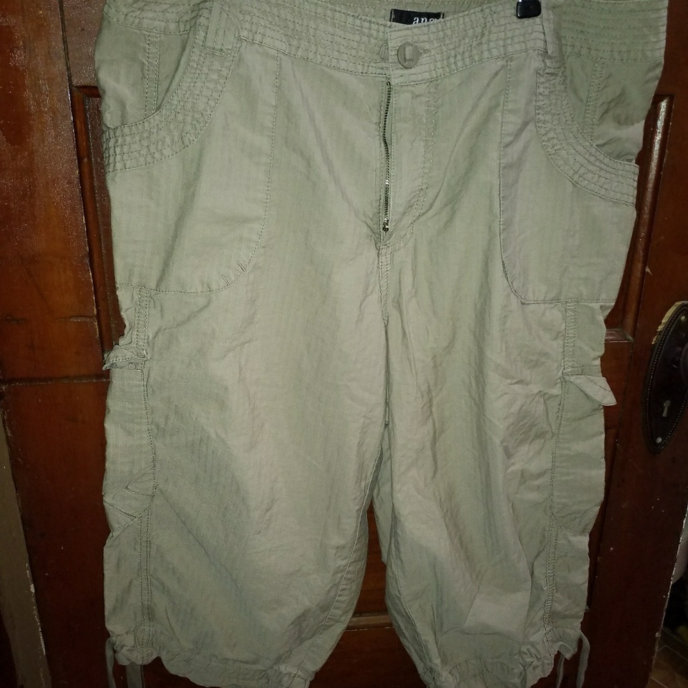 Women's cargo capris
